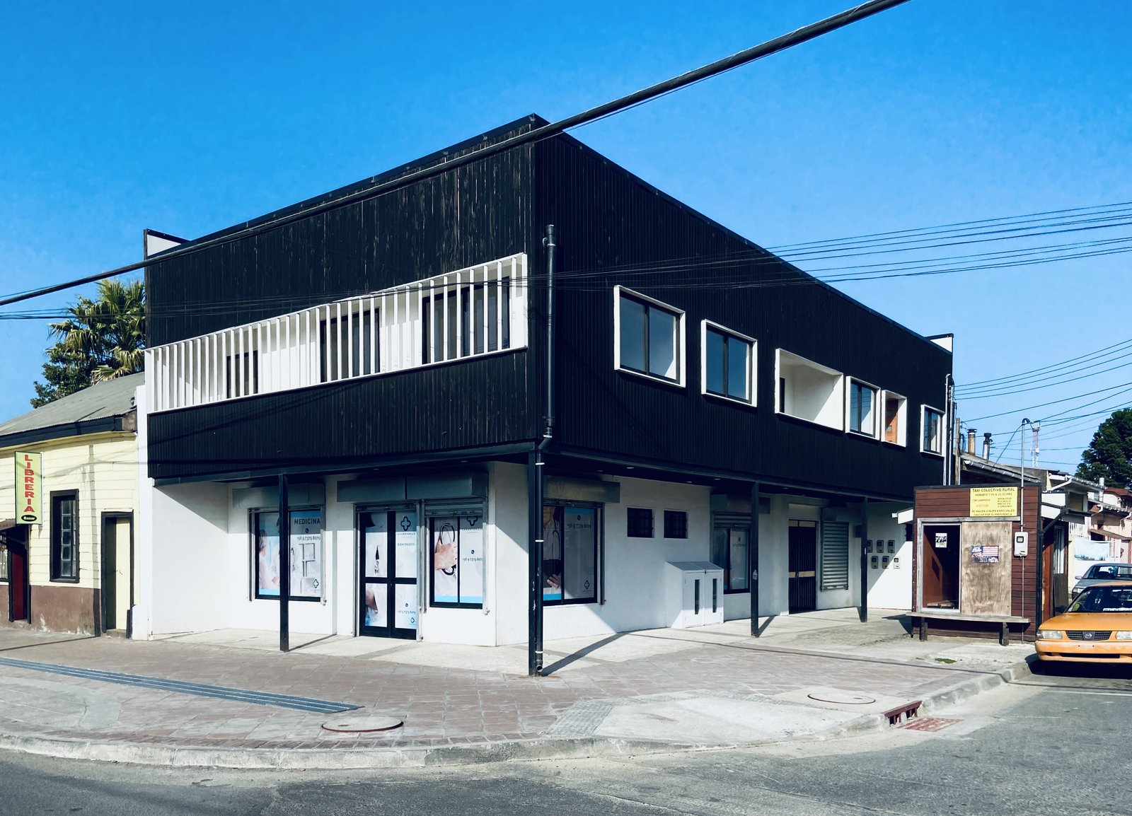 Fachada del Centro Médico Carampangue en República 102, esquina.